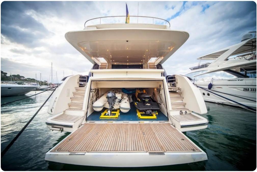 Airbnb Hosting A motor yacht available for Airbnb hosting in a marina.